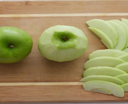 Как сделать так, чтобы нарезанные яблоки не темнели?