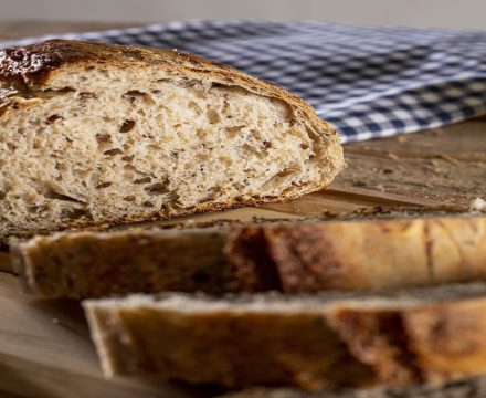 Как нарезать свежий хлеб ломтиками?